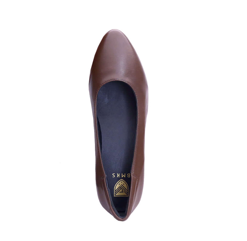 AGSU brown leather pumps for military - Elegant brown leather shoes with a comfortable design.